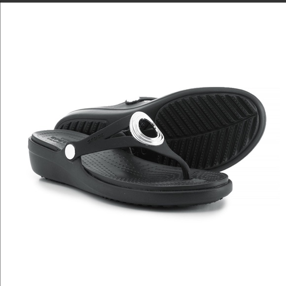 crocs women's sanrah beveled circle wedge sandal